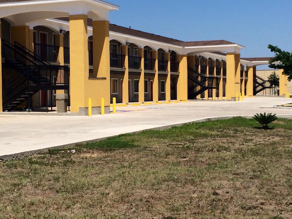 Super 8 By Wyndham San Antonio Near Fort Sam Houston Exterior foto
